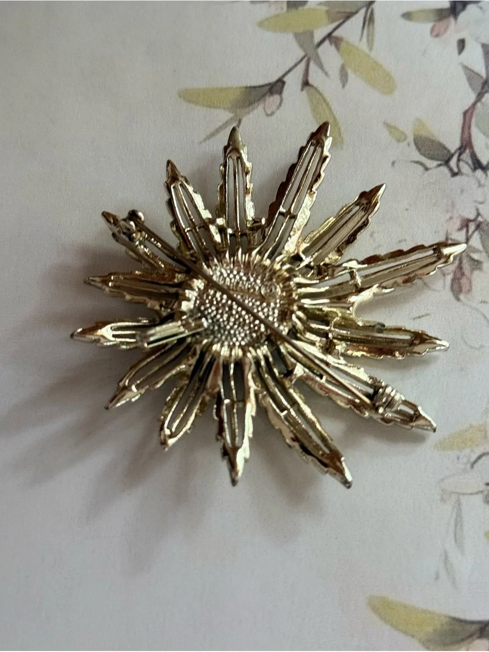 Gold Sunflower Brooch Pin - Elegant Floral Accessory